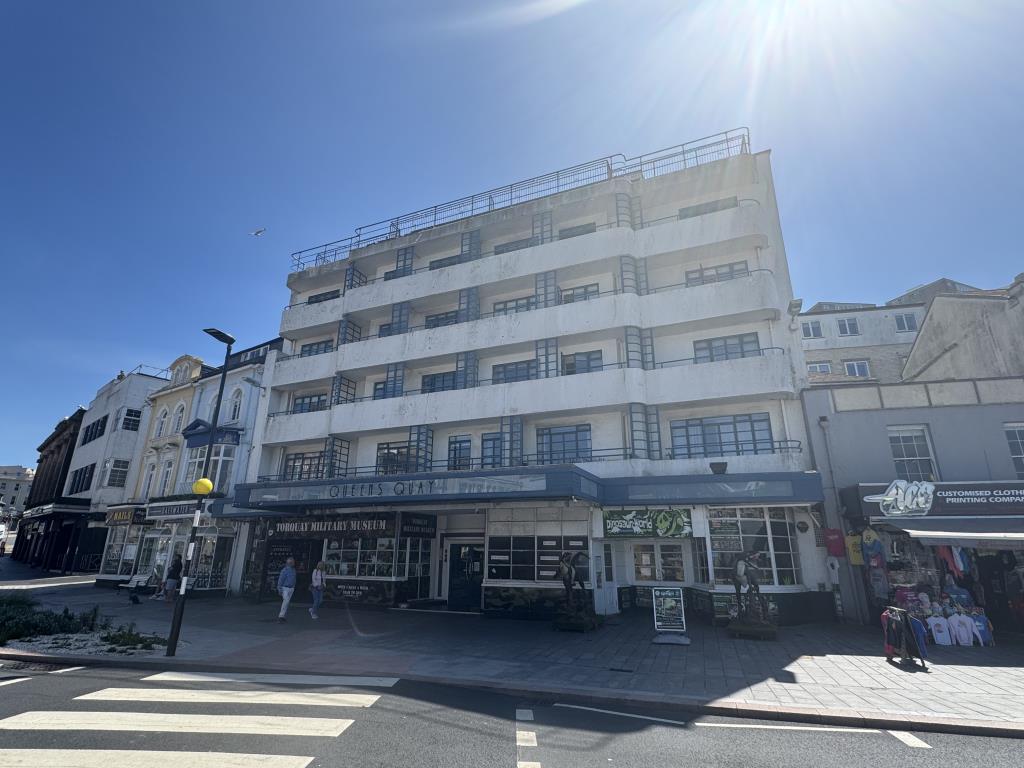 Lot: 85 - A WELL PRESENTED APARTMENT WITHIN PROXIMITY TO TORQUAY HARBOUR - View of the front of the building